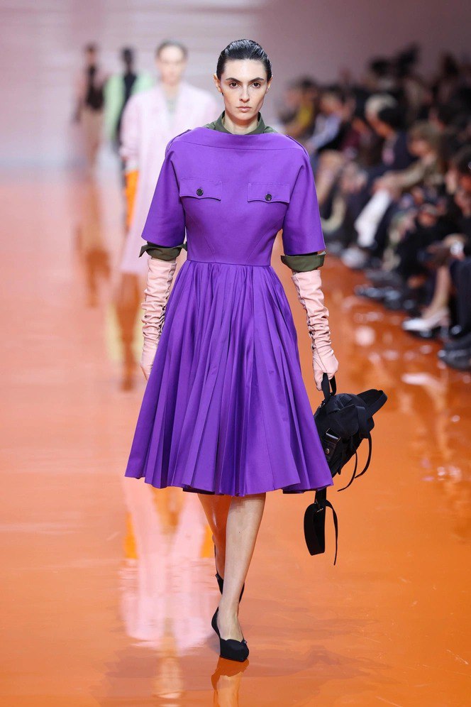 Длинные кожаные перчатки — тренд этой зимы