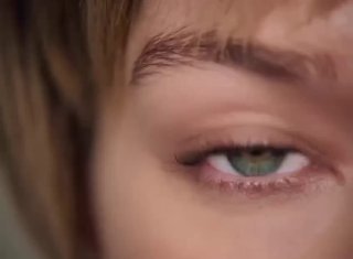 Крупный план глаза модели с естественным макияжем и короткой стрижкой — деталь рекламной съёмки, подчёркивающая взгляд и текстуры образа.