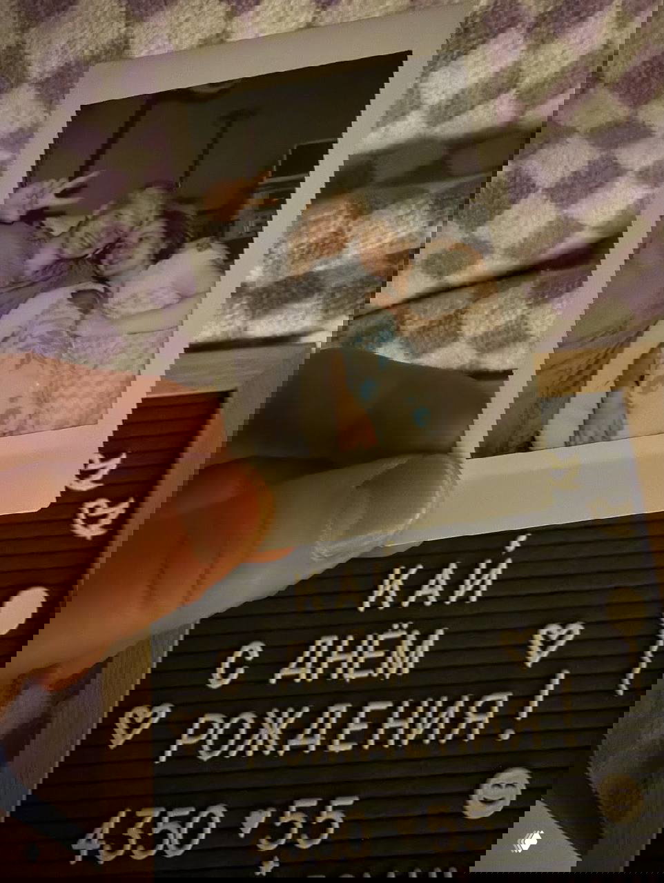 Полароидная фотография пары и табличка с надписью «КАЙ С ДНЁМ РОЖДЕНИЯ» и параметрами малыша — семейный кадр объявления рождения и веса ребёнка.