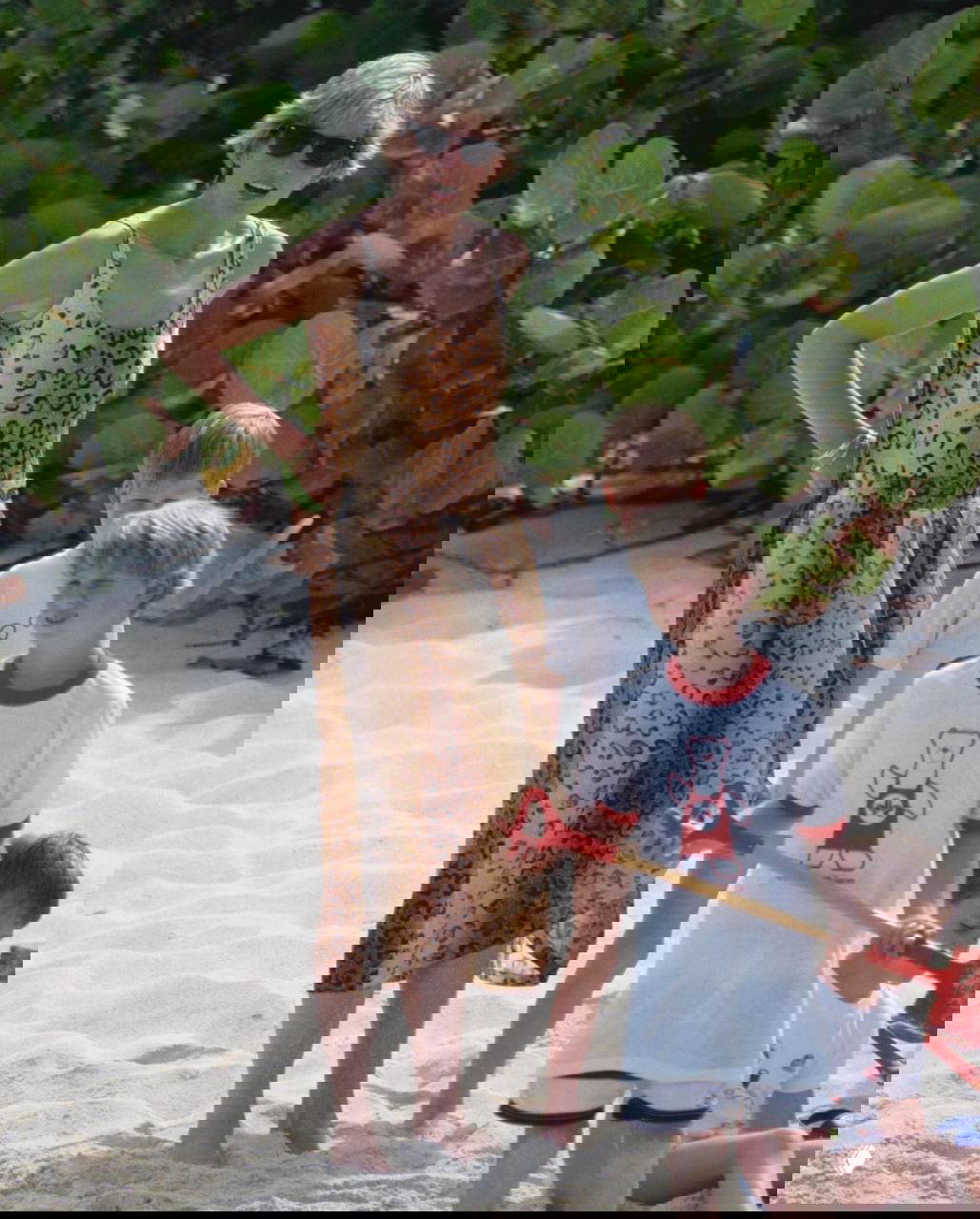 Пляжный кадр в легком леопардовом платье на песке, анималистичный принт в расслабленном отпускном образе.