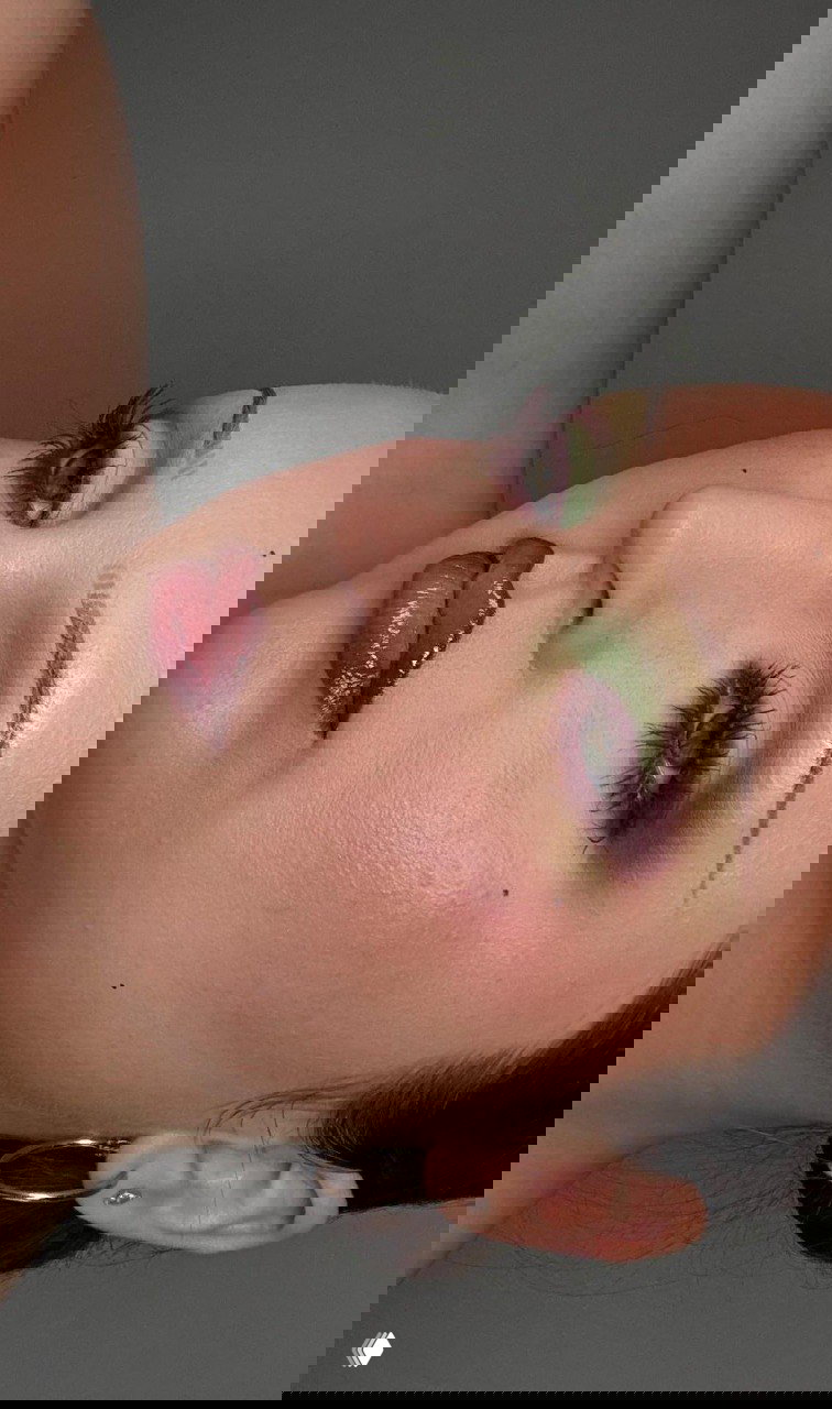 Крупный план beauty: макияж с оливковыми тенями и глубоким бордовым оттенком губ, подчёркивающий тренд сочетания цветов в бьюти-образе.