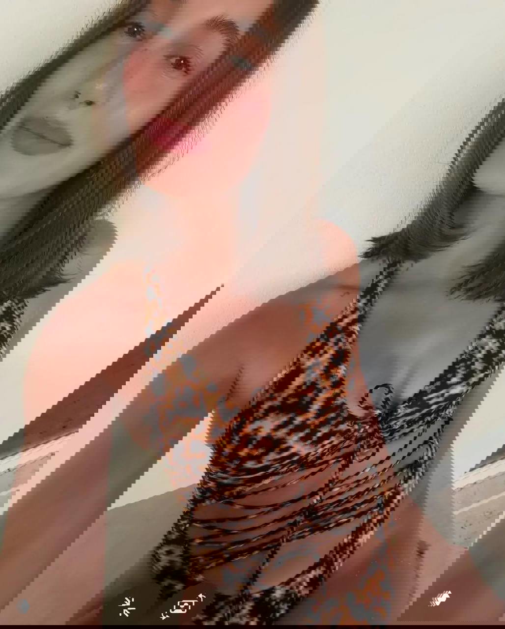 Крупный план купальника с леопардовым принтом и декоративными вырезами, акцент на сексуальности и драпировках в пляжной моде.