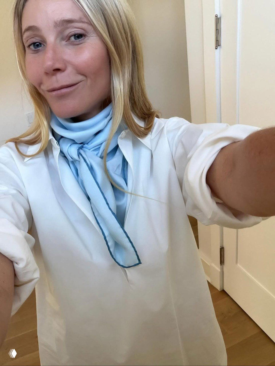 Крупный план Гвинет Пэлтроу в белой рубашке и небесно-голубом платке на шее, аккуратный минималистичный аксессуар дополняет образ из коллекции