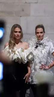 Кадр из backstage и afterparty: Амелия и Элиза с бокалами шампанского в гостиничном номере после показа Richard Quinn.