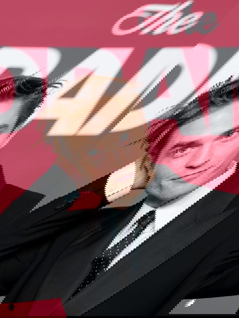 Крупный план лица актёра на красной дорожке: выразительный взгляд, лёгкая растрёпанность причёски и фон с надписью премьеры в Париже.