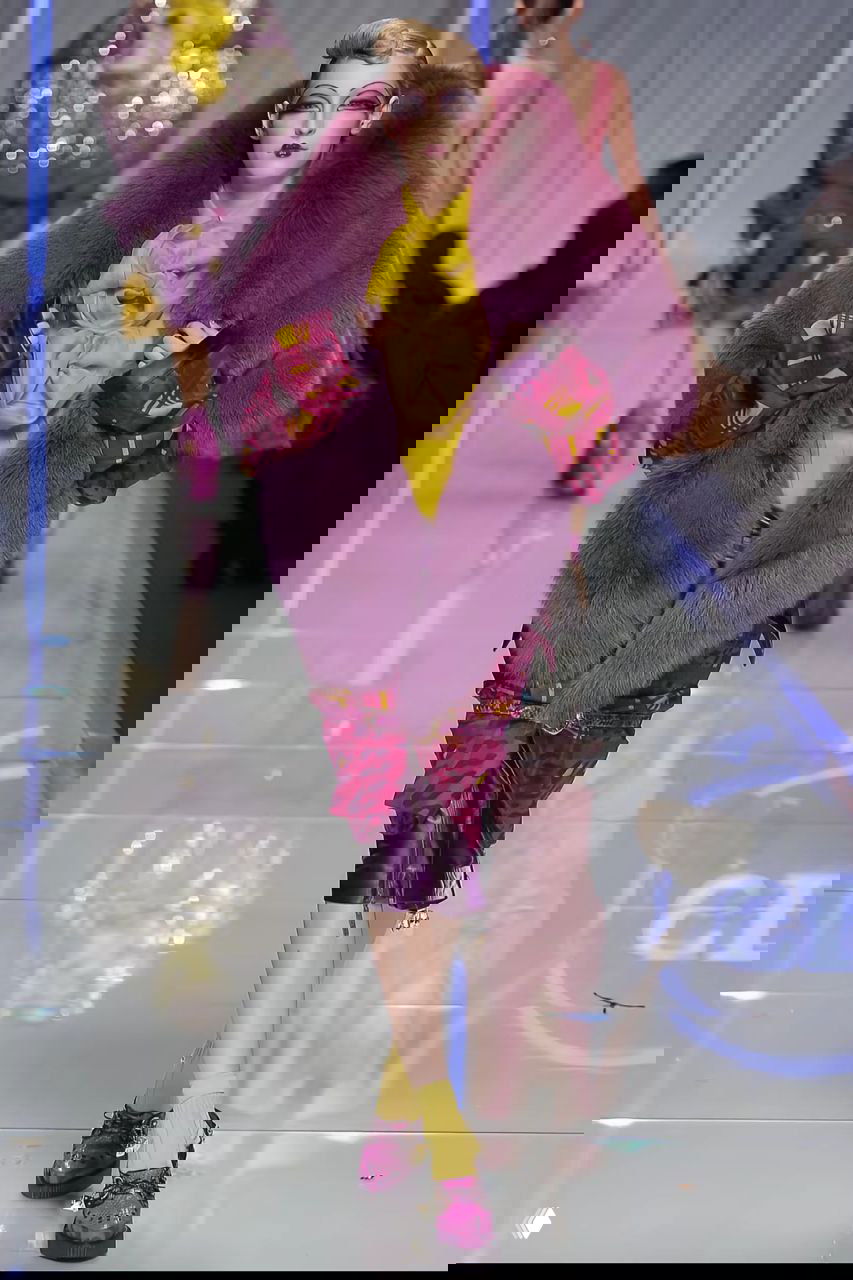 Модель в пурпурном пушистом меховом воротнике и горчичной блузе — пример дофаминовой палитры в осенней коллекции Dior 2004.