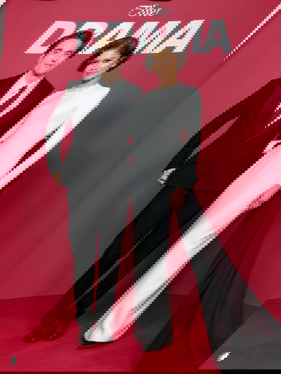 Ещё один групповой портрет актёра и актрисы у баннера премьеры "The Drama": полный рост, чёрно‑белые вечерние образы и красная дорожка Парижа.