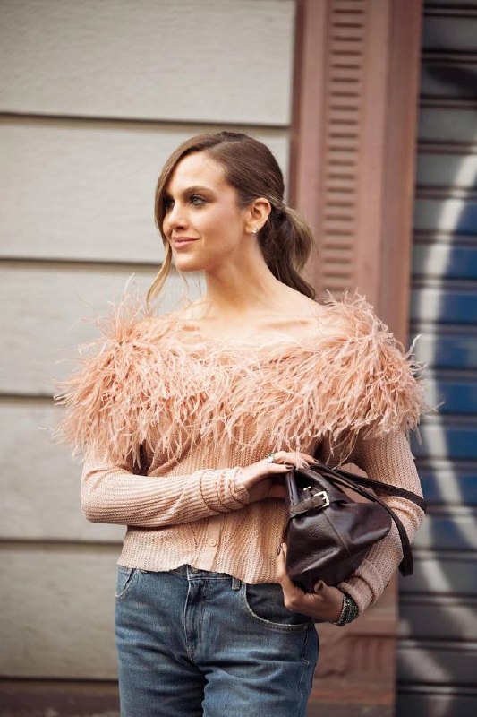 Кадр стрит‑стайла: мягкий кашемировый джемпер с перьями на вырезе в бежевых тонах, сочетание тихой роскоши и выразительного акцента в деталях.