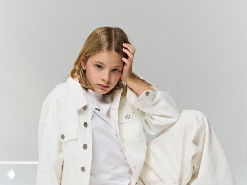 Портрет Алисы Юнусовой в светлой одежде с художественным цифровым эффектом глитча: дублирующиеся контуры и светлый фон, образ девочки.