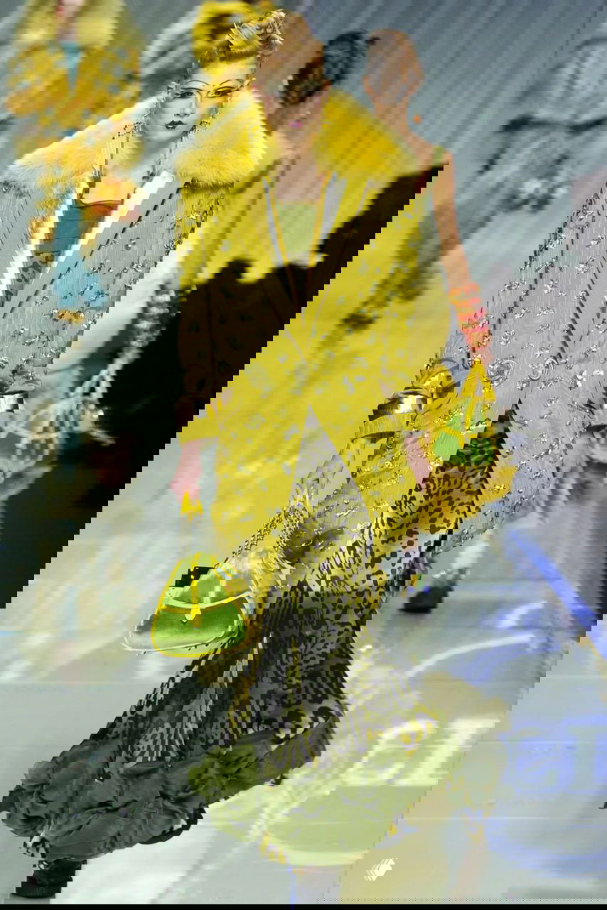 Зелёно-жёлтое пальто с декором и крупным меховым воротником поверх леопардовой юбки — сочетание текстур и насыщенных оттенков в Dior 2004.