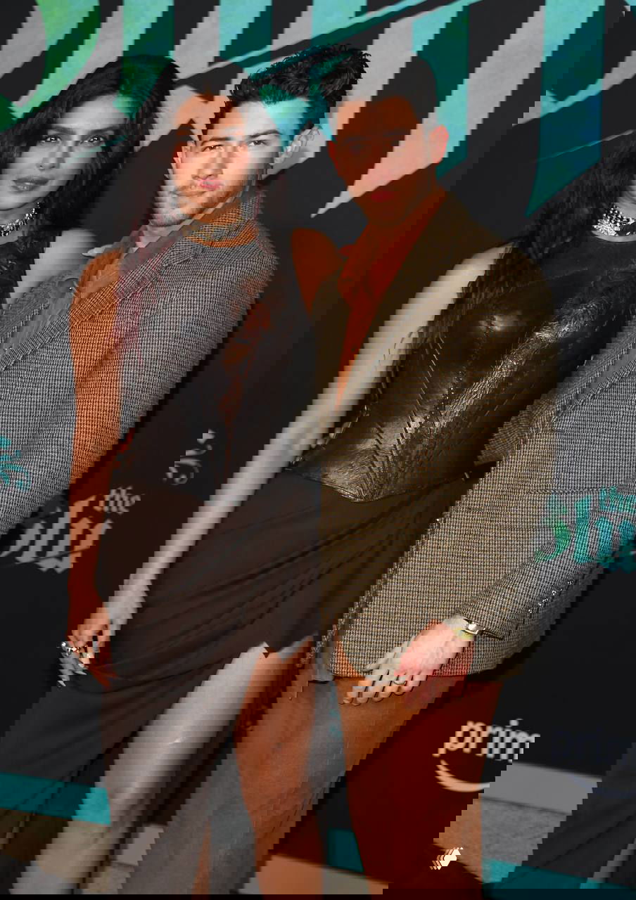 Крупный план Приянки Чопры и Ника Джонаса на красной дорожке премьеры «Блеф», видны украшения и детали костюма актрисы.