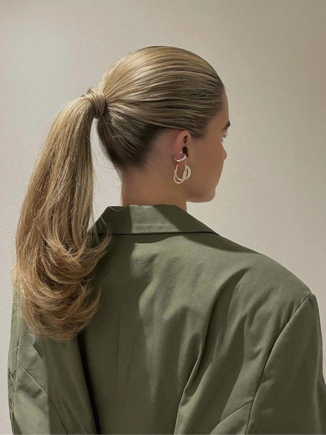 Структурный хвост средней высоты с лёгкой подкруткой на концах — современная праздничная укладка для подчёркнутой длины.