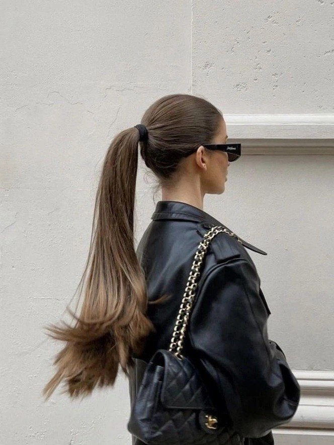 Высокий гладкий хвост на длинных волосах в уличном образе — подчеркнутая длина и текстура в современном стиле.