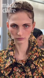 Крупный план лица модели с минимальным макияжем и акцентом на скульптурные черты, студийный бьюти-кадр за кулисами шоу.