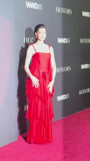 Кадр с красной дорожки: актриса в длинном красном платье Valentino на мероприятии WWD Honor Awards 2025 в Нью‑Йорке.