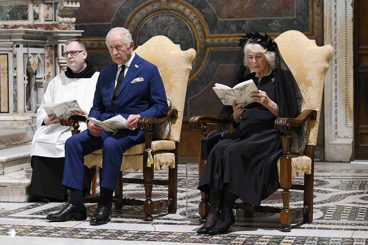 Сцена в церковном интерьере: пара на креслах во время молитвы, женщина в чёрном с вуалью держит программку, традиционный пол и декор.