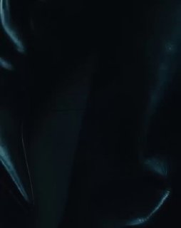 Темный кадр из кампейна Gucci: фактурная кожа и игра света, студийная съемка с акцентом на силуэт и материал сумки в коллекции Beauty and the Bag.