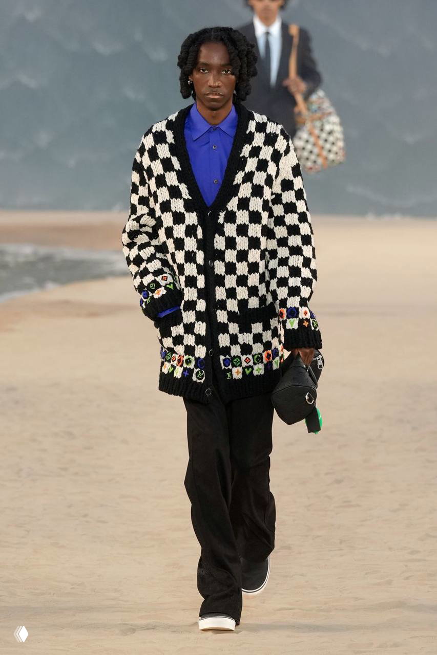 Показ Louis Vuitton в Париже: коллекция Whatever the Weather