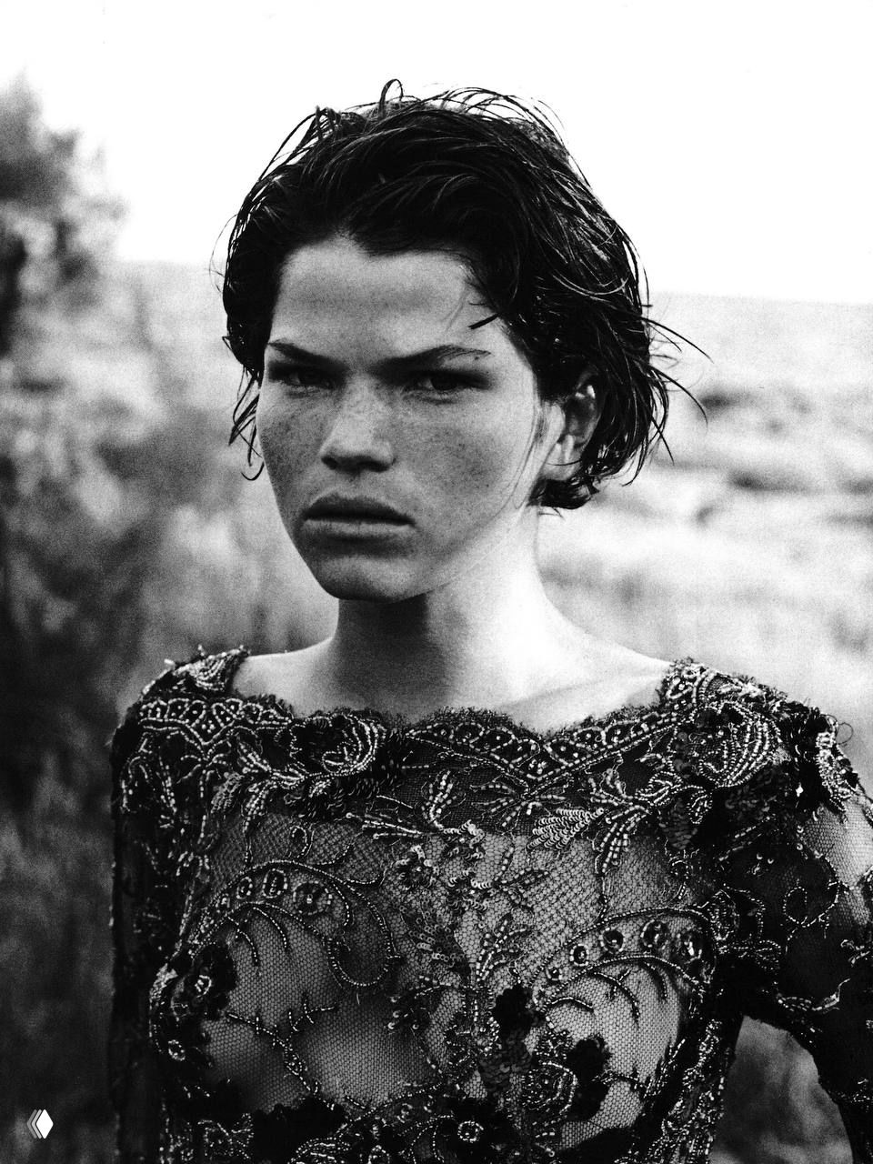 Чёрно‑белый портрет модели в кружевном платье: крупный план лица с мокрой укладкой и серьёзным выражением в редакционном стиле 1998.