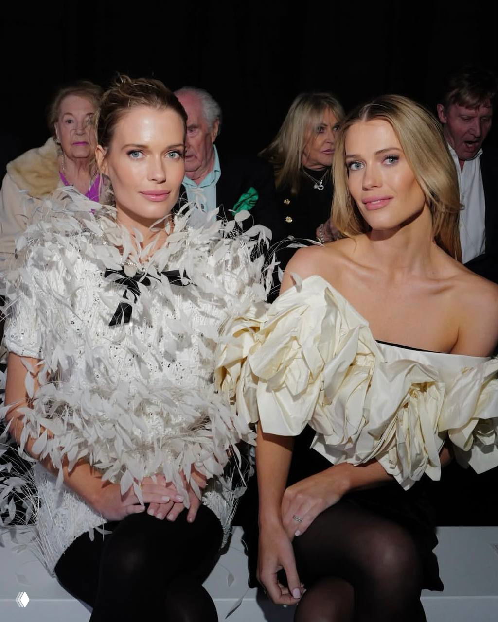 Амелия и Элиза запечатлены на проходе показов в вечерних образах с текстурными деталями и перьями от Richard Quinn.