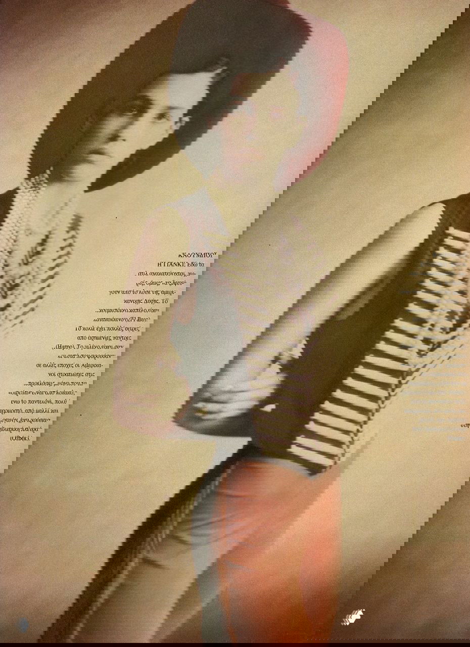 Шираз Тал в ковбойской шляпе и многослойных ожерельях; крупный план с мягкой сепией и характерным винтажным стайлингом 1992 года.