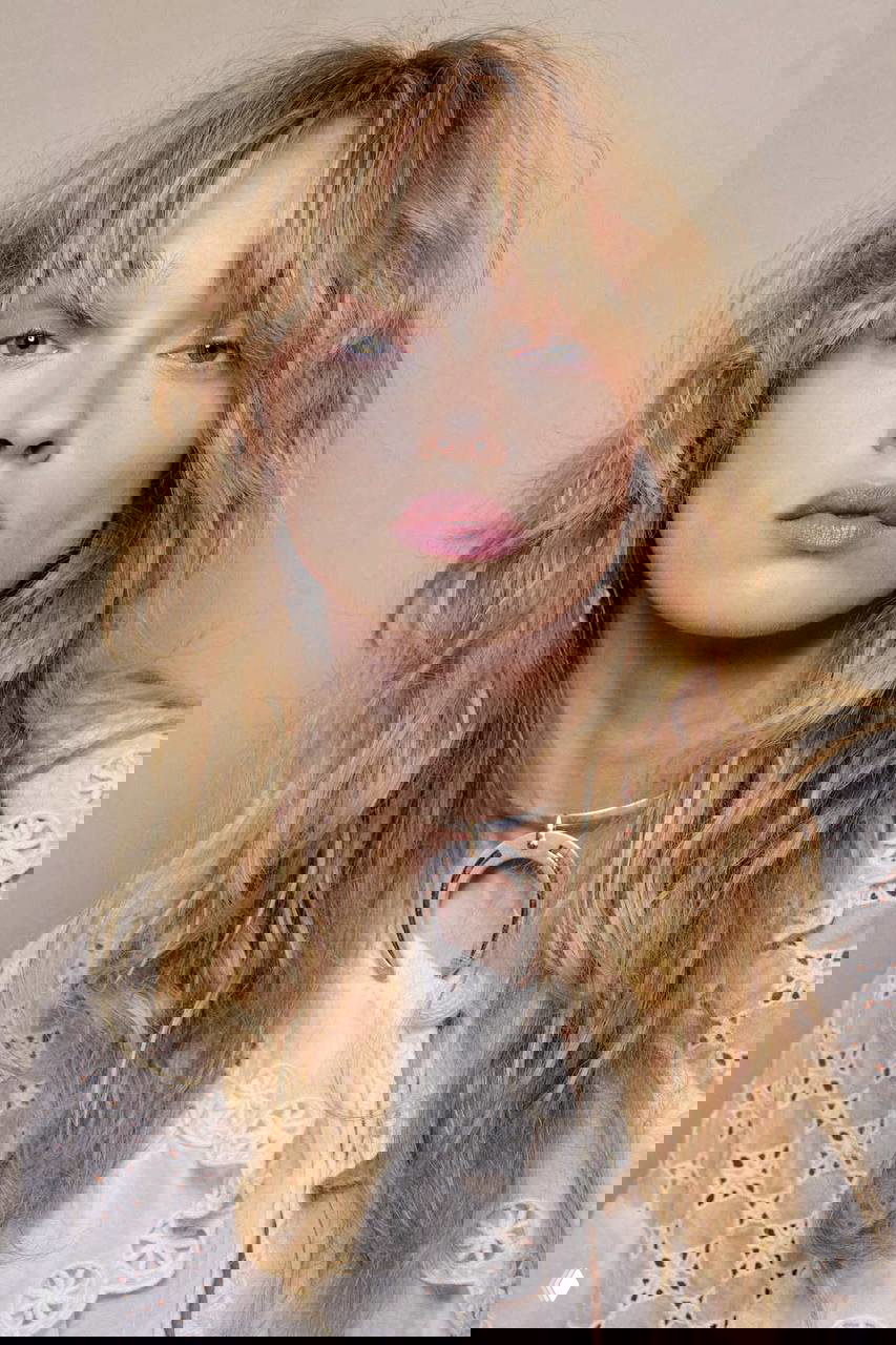 Блондинка с чёлкой и волнистыми растрёпанными волосами, натуральный румянец и лёгкий оттенок помады, богемный, расслабленный лук.