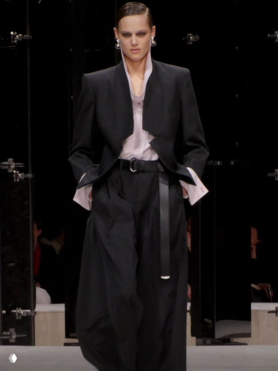 Модель в строгом укороченном пиджаке и широких брюках из коллекции Givenchy — акцент на силуэте и ремне-аксессуаре. Фото Marie Claire.