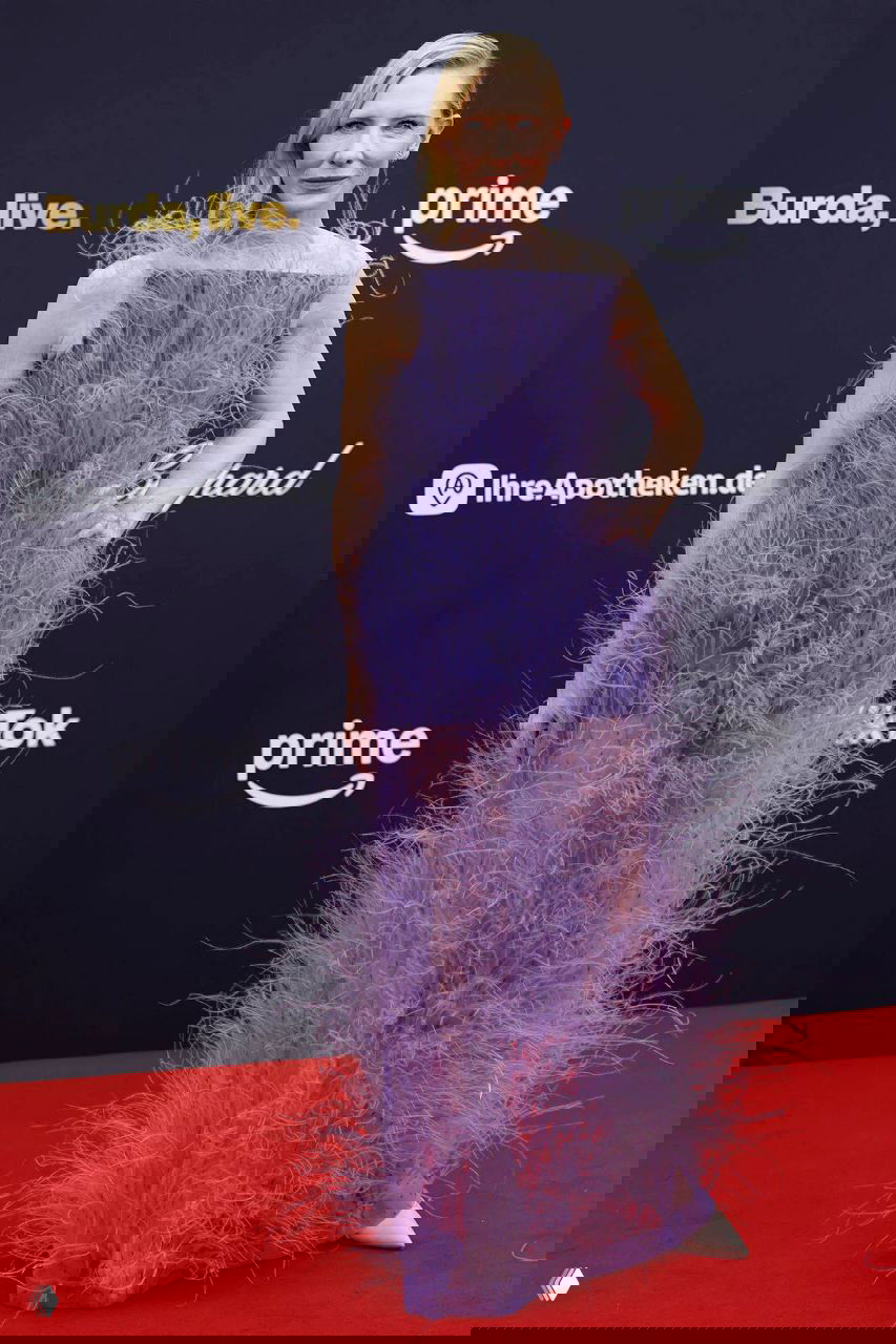 Кейт Бланшетт в фиолетовых перьях