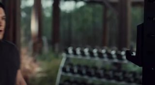 Кадр из видео с тренажёрным залом: в кадре видны гири и стояки с весами, создающие атмосферу спортивной подготовки для ролика кампейна.