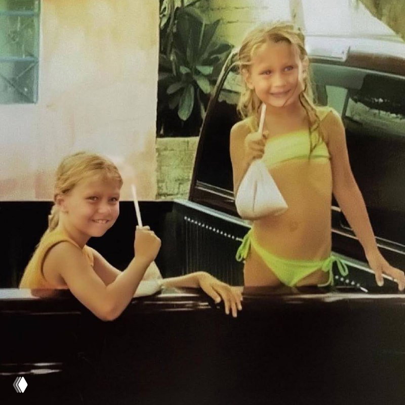 Архивное летнее фото: две девочки в купальниках у бассейна держат мороженое; без сексуализации, детские летние воспоминания в кадре.