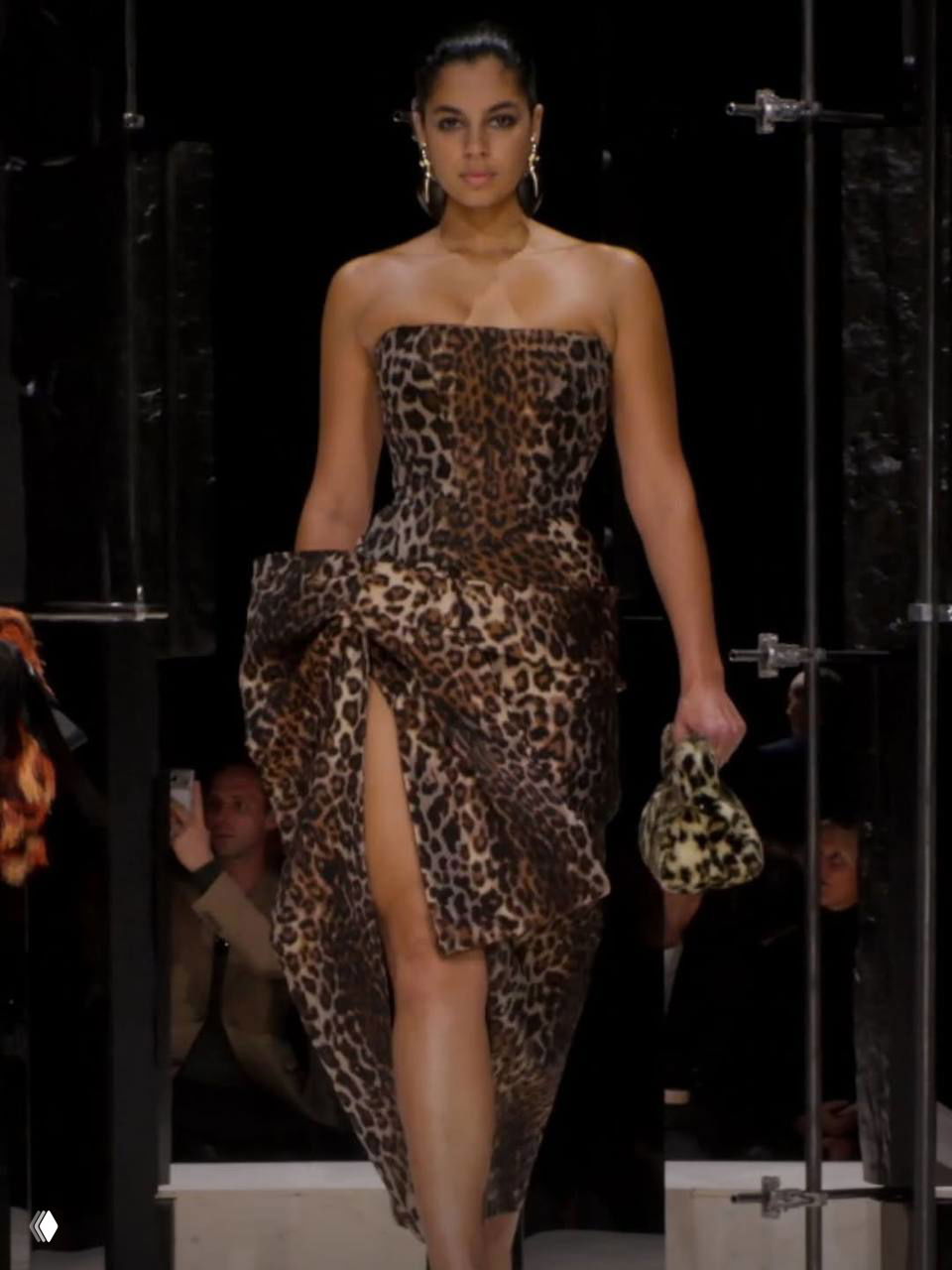 Платье в анималистичный принт с высокой шлицей и маленькой сумочкой на подиуме Givenchy — эффектный принт и вечерняя эстетика. Фото Marie Claire.