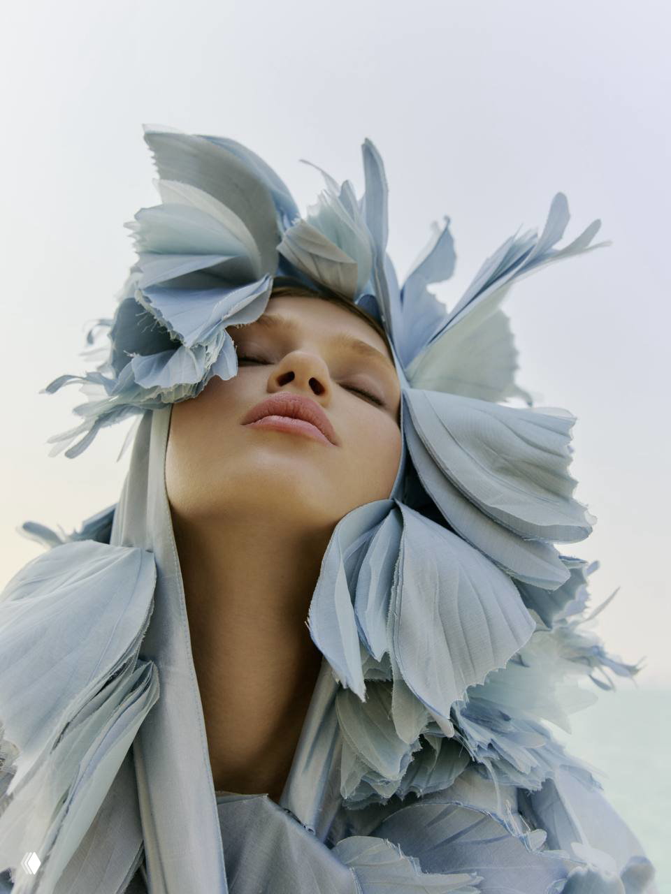 Портрет из съёмки: крупный план модели в голубой цветочной головной композиции — художественный, стилизованный образ для обложки.