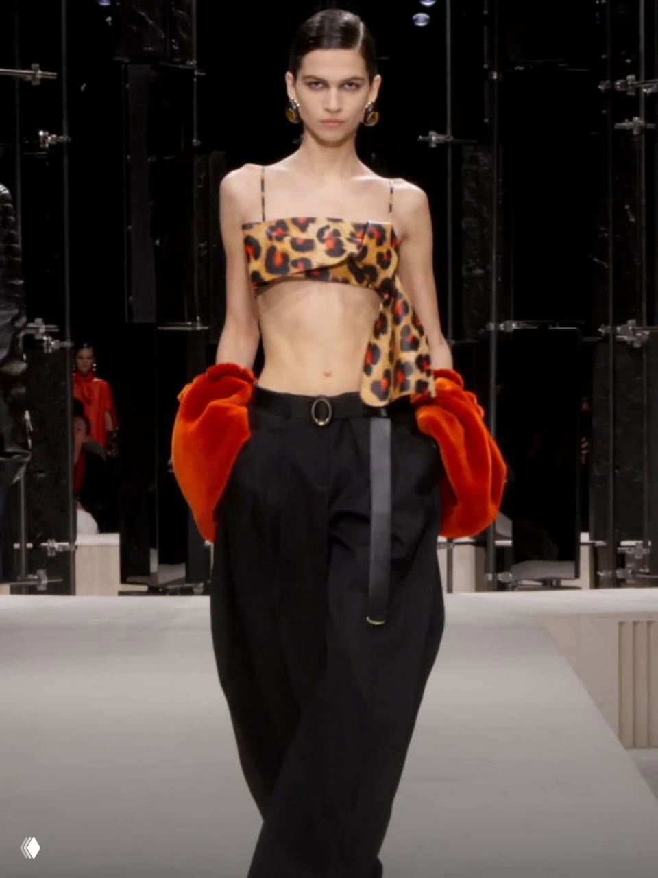 Модель в леопардовом топе и свободных брюках от Givenchy — игра фактур и яркие акценты в коллекции Сары Бертон. Фото Marie Claire.