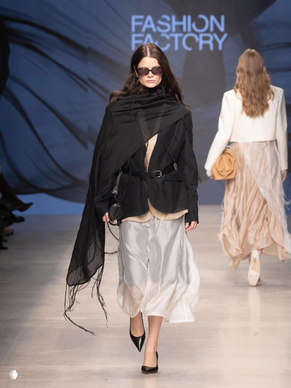 Образ спорт-шик: на подиуме сочетание легкой шелковой юбки и структурированного жакета с накидкой, контраст текстур и фактур.