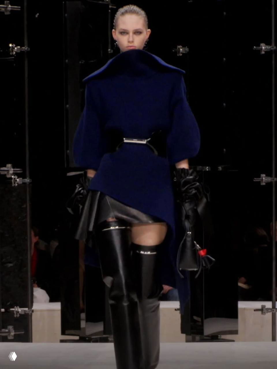 Образ с открытым торсом и объемными красными манжетами — сочетание провокации и роскоши в показе Givenchy, кадр с подиума. Фото Marie Claire.