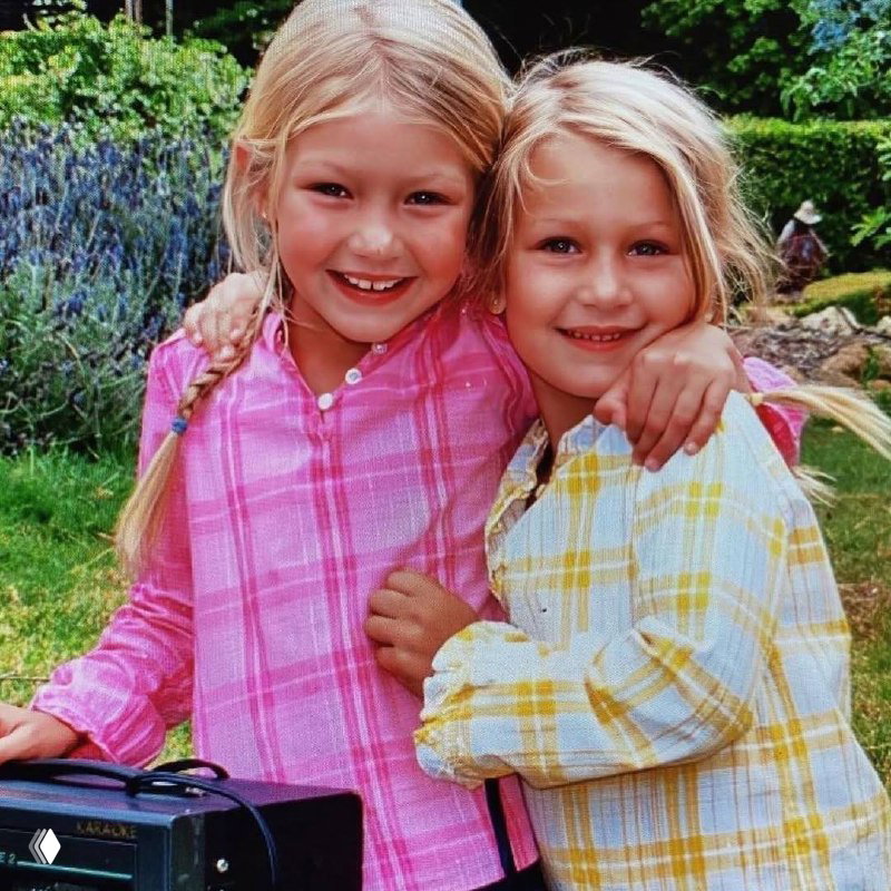 Архивный портрет двух улыбающихся девочек с косичками на открытом воздухе; яркий тёплый снимок детской дружбы и летних прогулок.