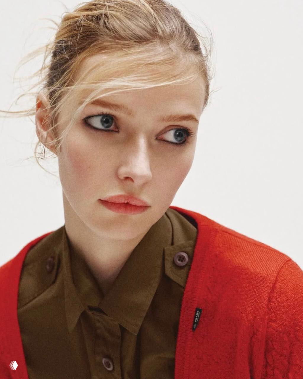 Крупный план лица молодой женщины с естественным мейкапом и светлыми глазами на нейтральном фоне — портретная студийная фотография из серии.