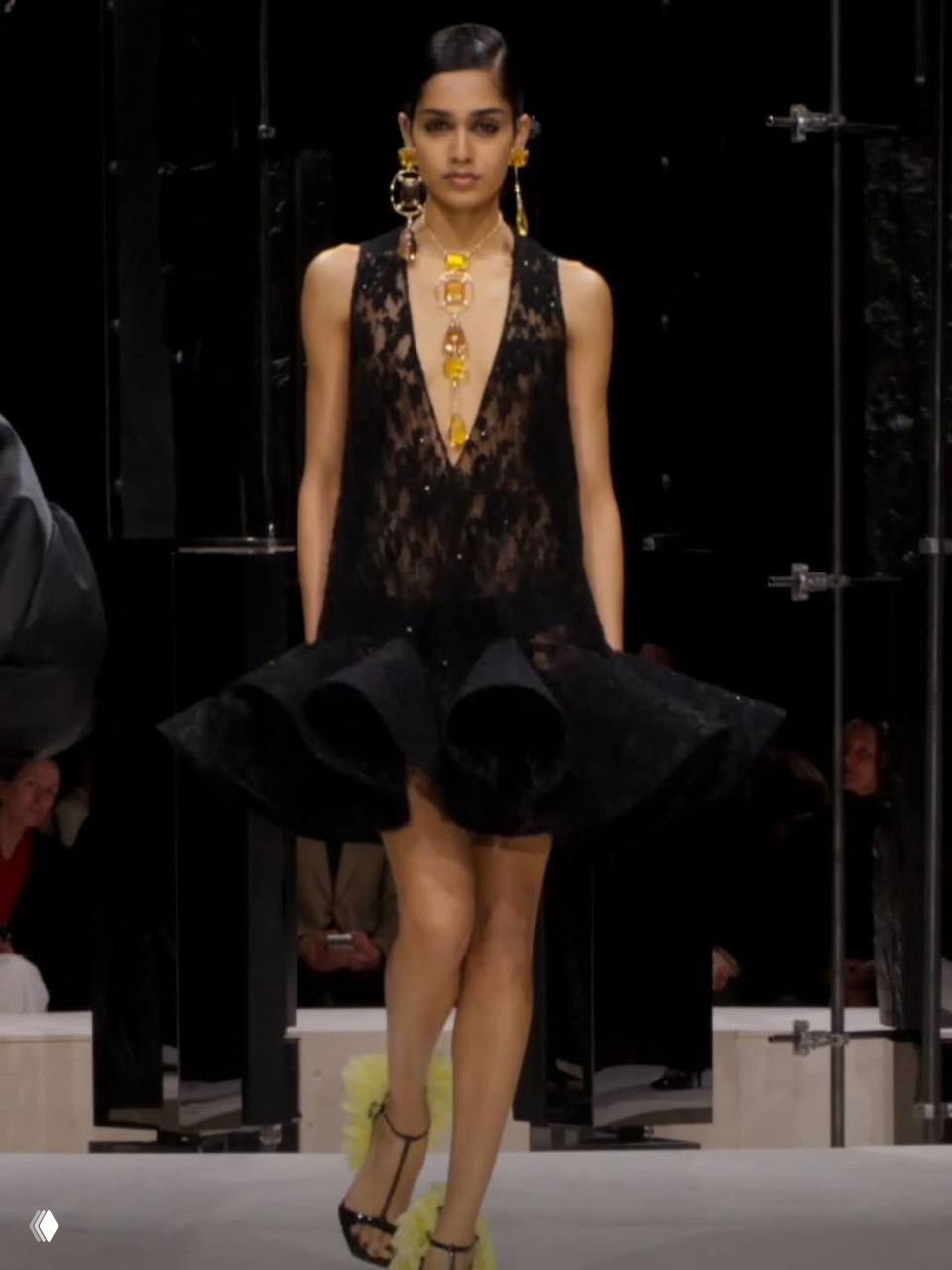 Кружевное белое платье с объемными рукавами на подиуме Givenchy — романтическая деталь в контрасте с минималистичным фоном. Фото Marie Claire.