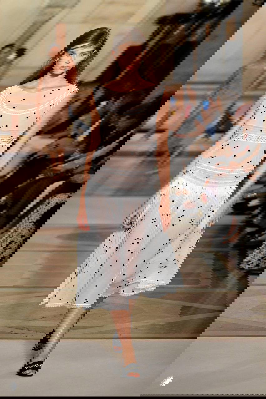 Пробежка по подиуму модели в полупрозрачном платье в мелкий тёмный горох на светлом фоне — микропринт в спокойной гамме сезона.