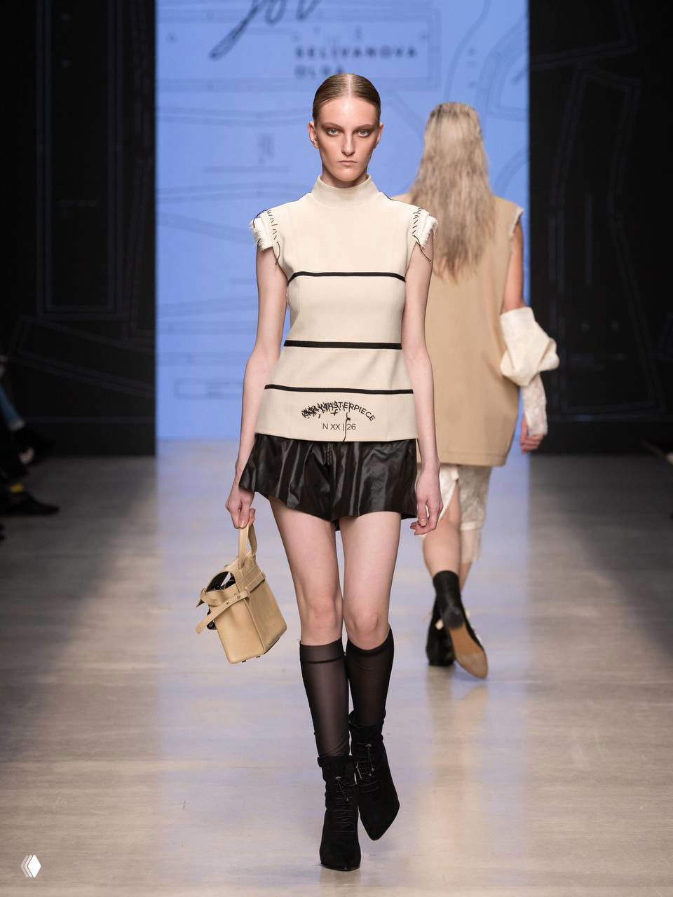Мини-платье в стиле 90-х в паре с колготками и чулками, смелый короткий силуэт на подиумной модели — крайняя мини‑стилизация.