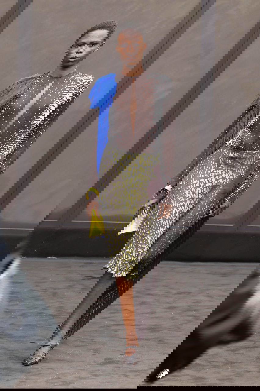 Модель в комплекте с животным мотивом, где пятна выглядят как размазанная акварель — вариант «хищник по настроению» на показе.