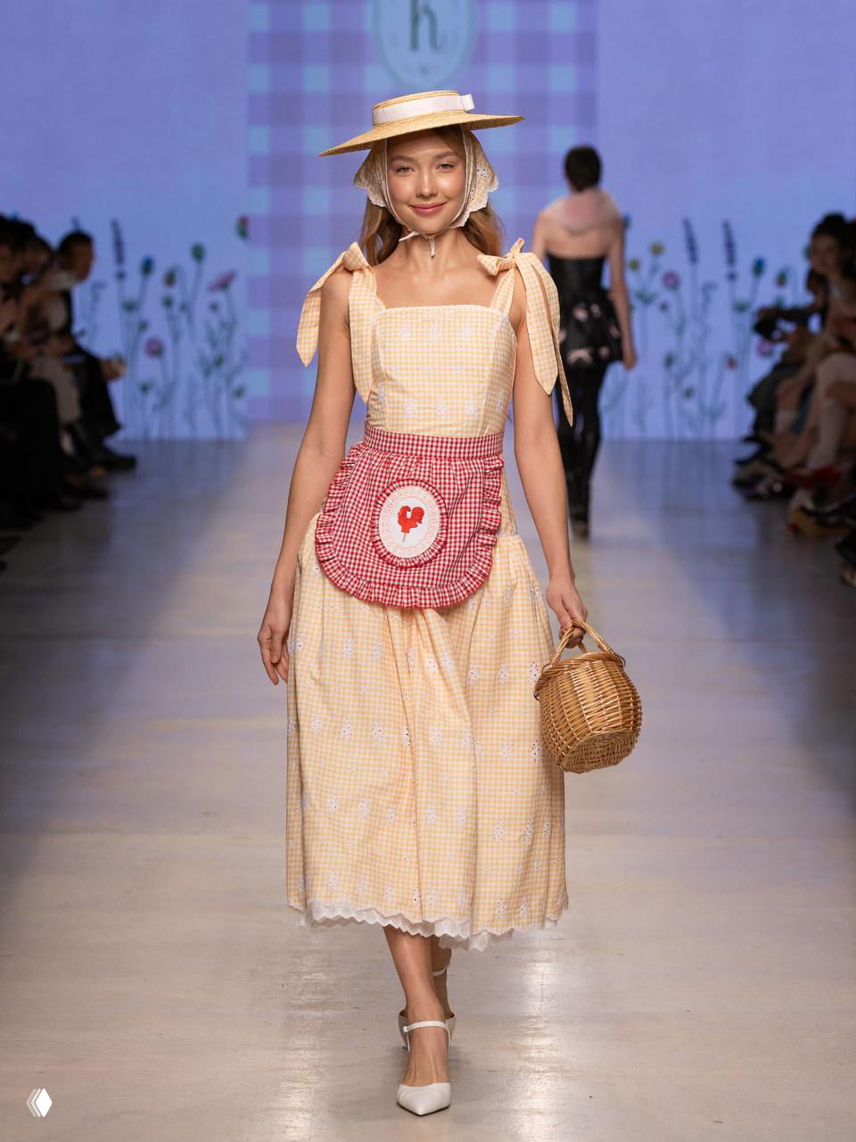 Клетчатое платье в стиле коттедж-кор с соломенной шляпой и сумкой‑корзинкой — наивные принты и домашняя эстетика на подиуме.
