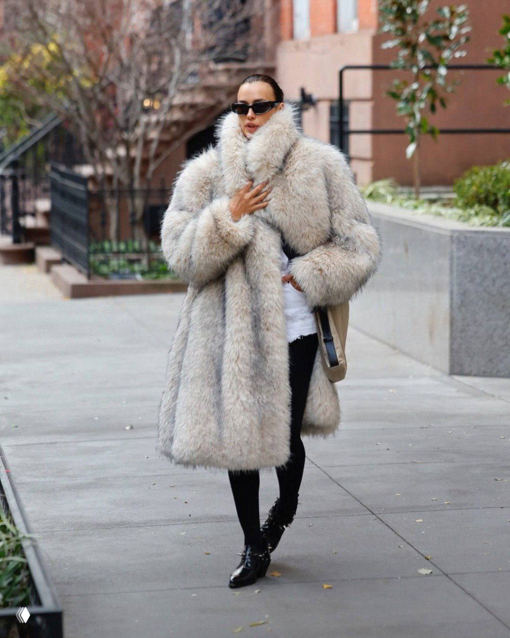 Ирина Шейк в объёмной белой шубе в Нью‑Йорке