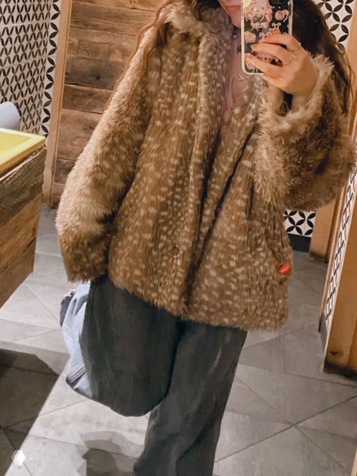 Отражение в зеркале: коричневое меховое пальто с мелкими белыми пятнами 'Бэмби', крупный ракурс фактуры и силуэта в интерьерной съемке.