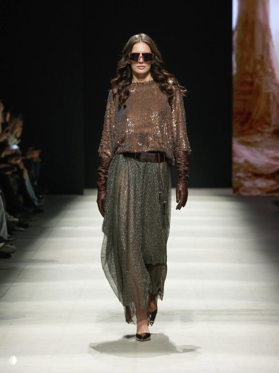 Блестящий коричневый наряд с прозрачной юбкой и длинными перчатками — «шоколадный» цвет представлен как новая базовая палитра.