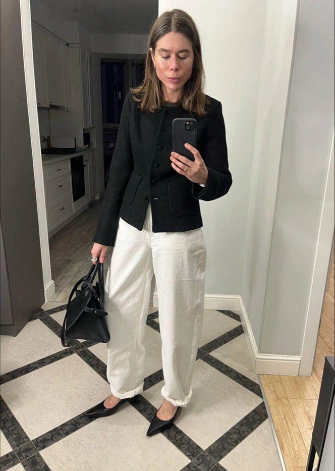 Зеркальное фото в прихожей: чёрный жакет с белыми широкими брюками и балетками — демонстрация вариативности низов в образах, рядом варианты с джинсами.