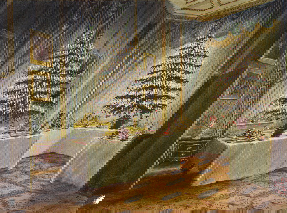 Акварельный рисунок исторического интерьера: два украшенных рождественских дерева рядом со столами, накрытыми белыми скатертями и праздничной посудой.