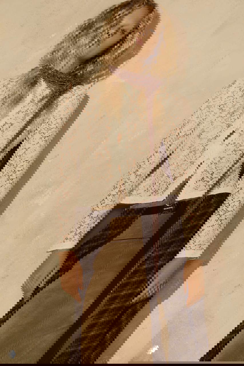 Анна в кружевной блузе и длинной юбке с клетчатой вставкой — художественный кадр, подчёркивающий фактуры и сочетание романтики с кантовыми мотивами.