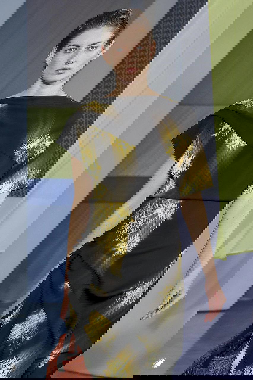 Показ с чёрным платьем и жёлтыми размытыми акцентами, эффект движения и света создаёт ощущение «размытой реальности» в принте.