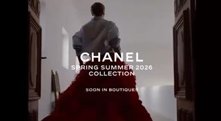 Кадр кампейна Chanel: модель в развевающемся красном платье идёт через дверной проём, на фоне виден текст рекламной коллекции Spring Summer 2026.